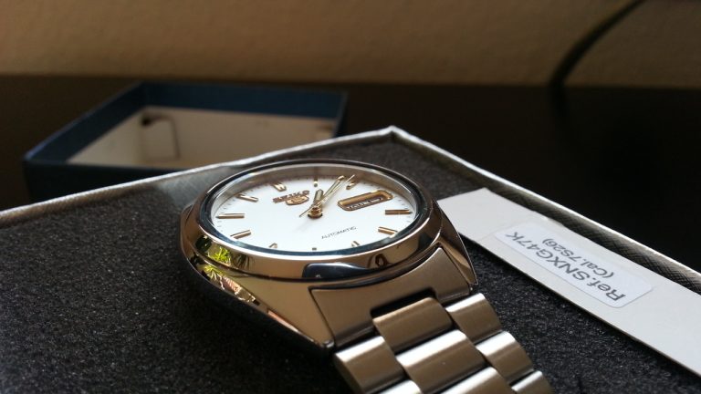 SEIKO 5 WATCH GENT WHITE & GOLD SNXG47K