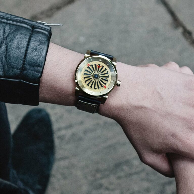 ZinvoBladeGoldNewWebsiteLifestyle3 1